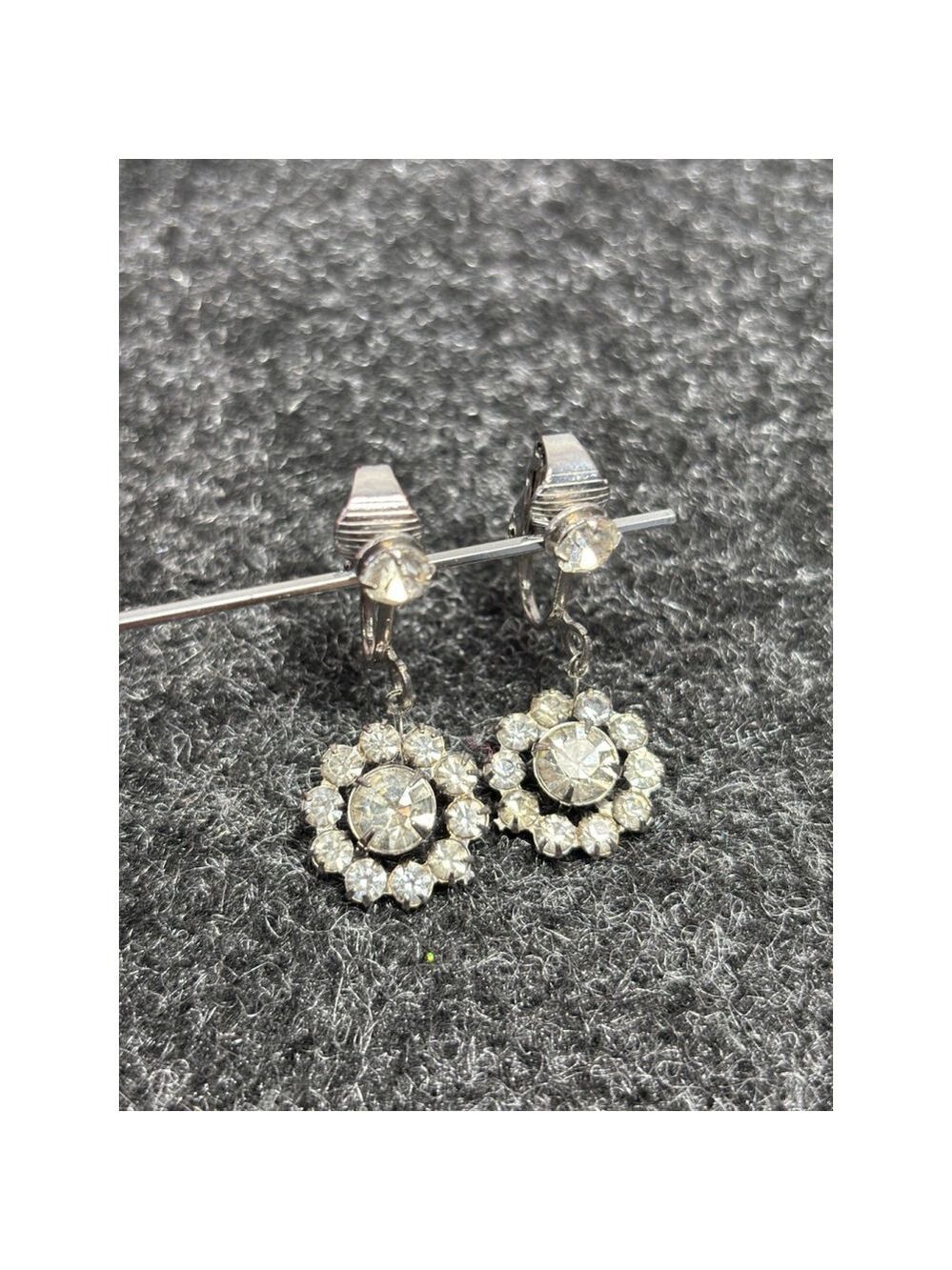 VINTAGE SILVERTONE CRYSTALS FLORAL BROOCH PIN with clip on earrings - Picture 8 of 13